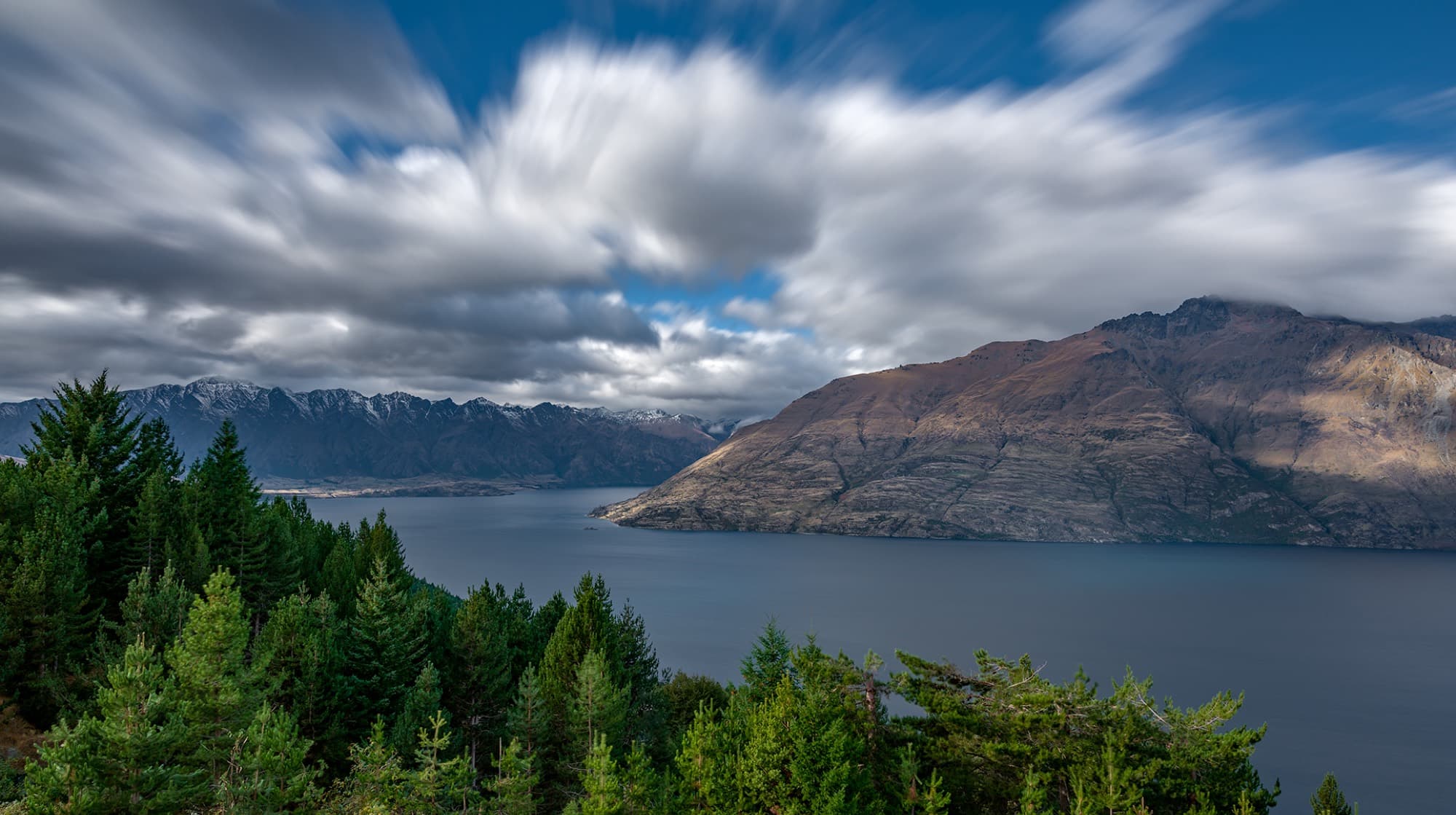 Lake Wakatipu and the surrounding peaks seen from Luc 22